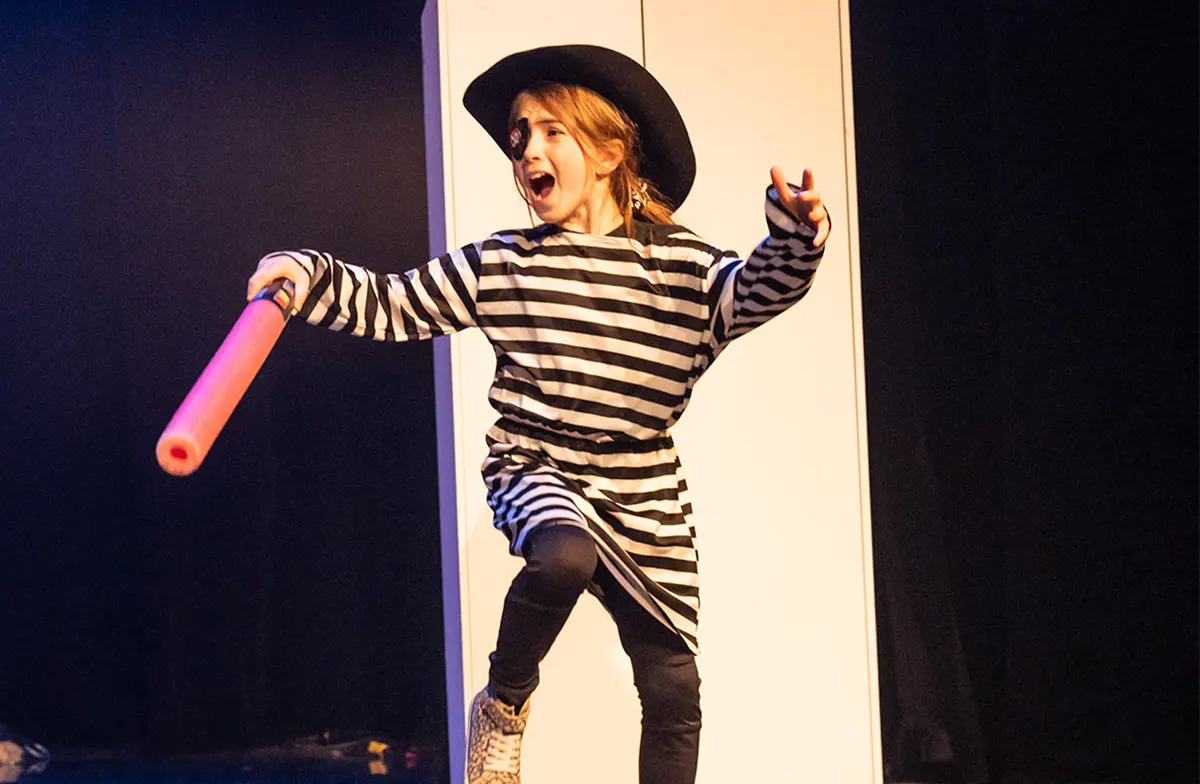 Jeune fille jouant la pirate avec un jouet de piscine