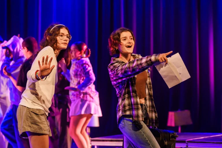 2 jeunes filles du cours de théâtre sont sur scène