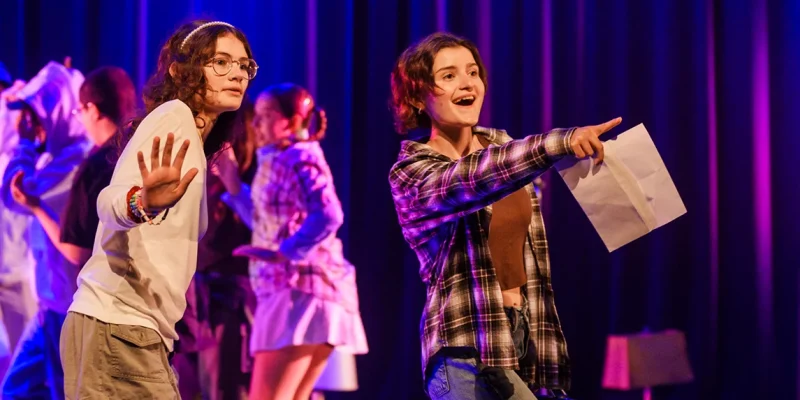 2 jeunes filles du cours de théâtre sont sur scène